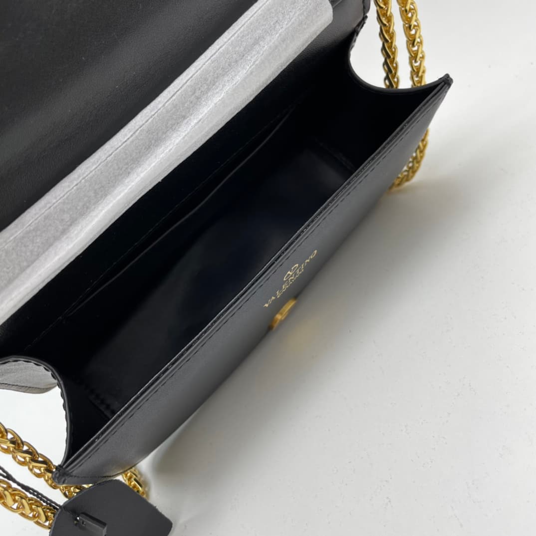 C8243 Small size [520 Selection] VALENTINO Hu Jia’s MINILOCO calfskin product. Composed of metal chains and fine leather, it features a unique double handle design. It can also be removed and transformed into a handbag. With multiple styling options, it c — image 7