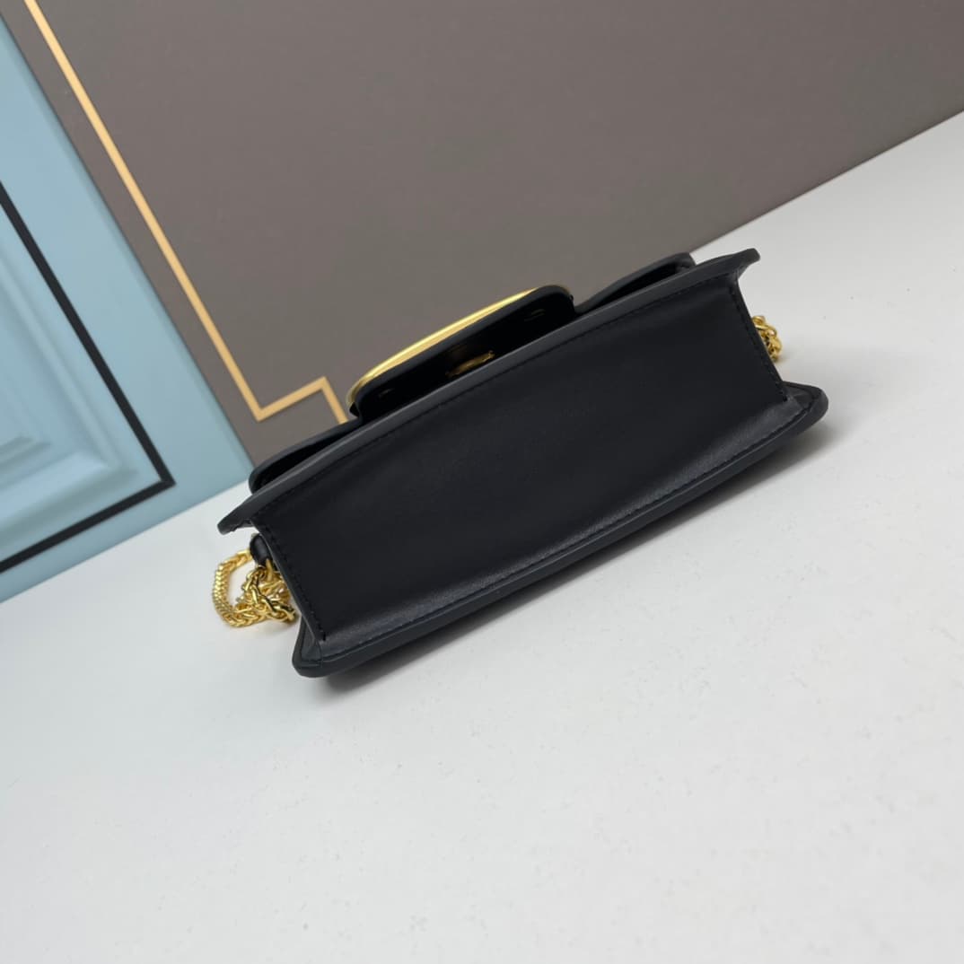 C8243 Small size [520 Selection] VALENTINO Hu Jia’s MINILOCO calfskin product. Composed of metal chains and fine leather, it features a unique double handle design. It can also be removed and transformed into a handbag. With multiple styling options, it c — image 5