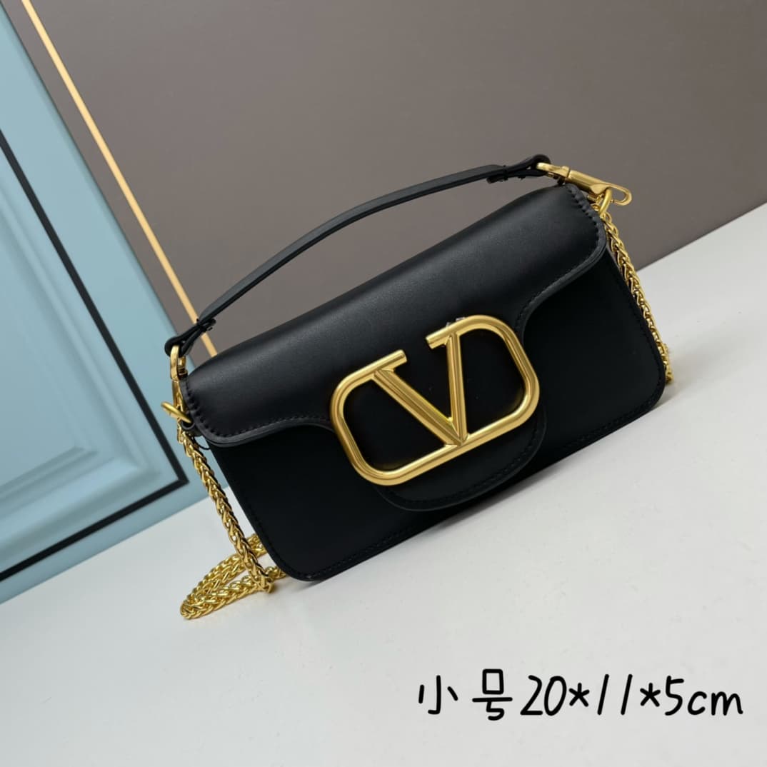 C8243 Small size [520 Selection] VALENTINO Hu Jia’s MINILOCO calfskin product. Composed of metal chains and fine leather, it features a unique double handle design. It can also be removed and transformed into a handbag. With multiple styling options, it c — image 1