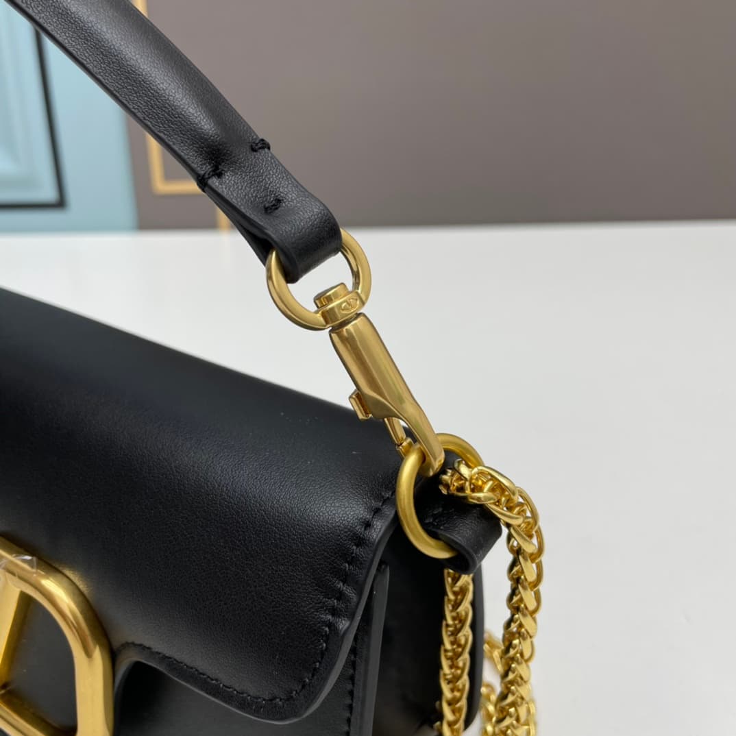 C8243 Small size [520 Selection] VALENTINO Hu Jia’s MINILOCO calfskin product. Composed of metal chains and fine leather, it features a unique double handle design. It can also be removed and transformed into a handbag. With multiple styling options, it c — image 6