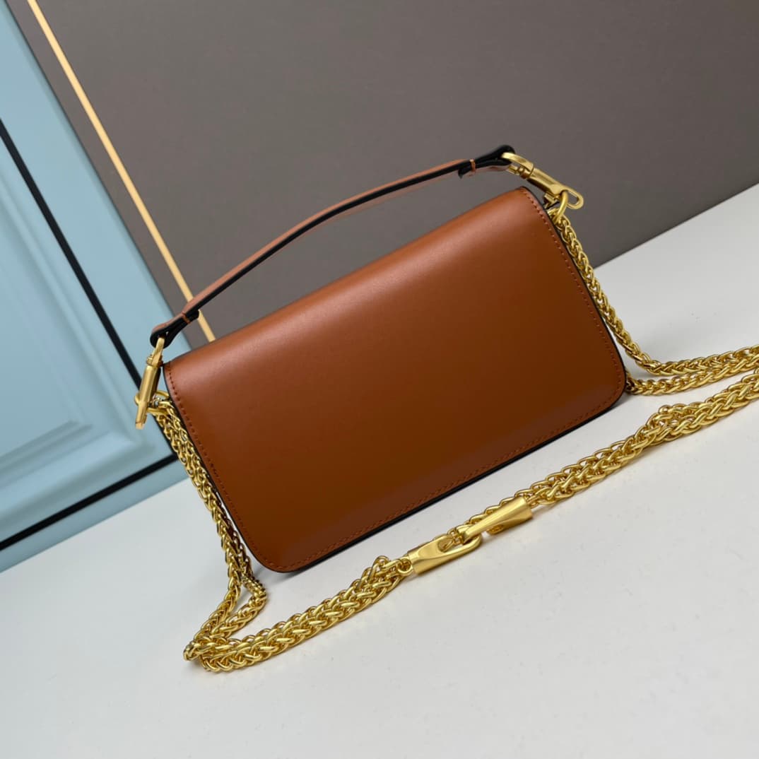 C8241 Small size [520 Selection] VALENTINO Huajia’s MINILOCO calfskin product. Composed of metal chains and fine leather, it features a unique double handle design. It can also be transformed into a handbag; there are various ways to wear it, offering bot — image 3