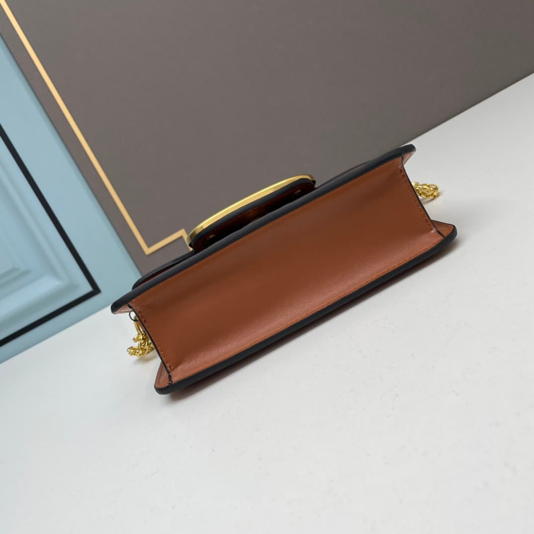 C8241 Small size [520 Selection] VALENTINO Huajia’s MINILOCO calfskin product. Composed of metal chains and fine leather, it features a unique double handle design. It can also be transformed into a handbag; there are various ways to wear it, offering bot — image 5