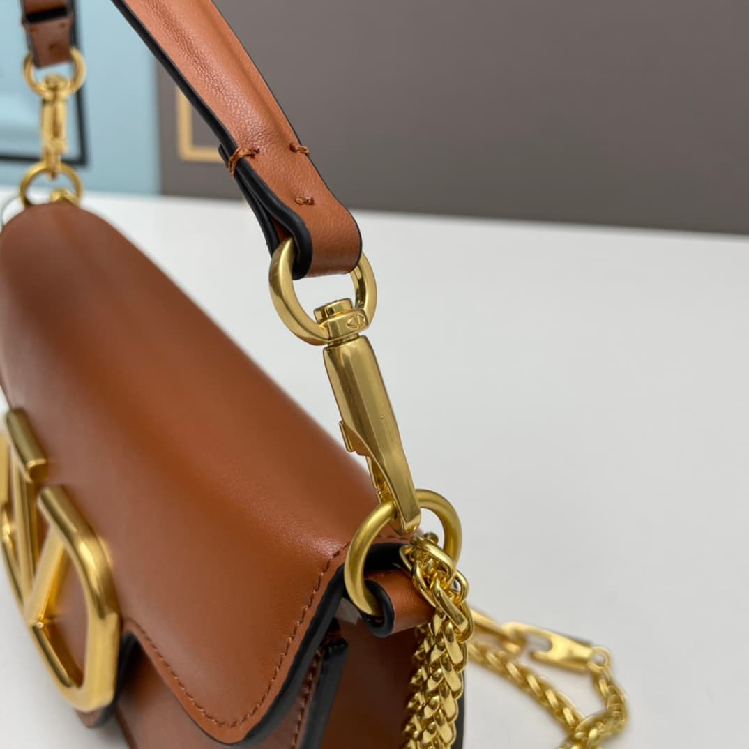 C8241 Small size [520 Selection] VALENTINO Huajia’s MINILOCO calfskin product. Composed of metal chains and fine leather, it features a unique double handle design. It can also be transformed into a handbag; there are various ways to wear it, offering bot — image 6