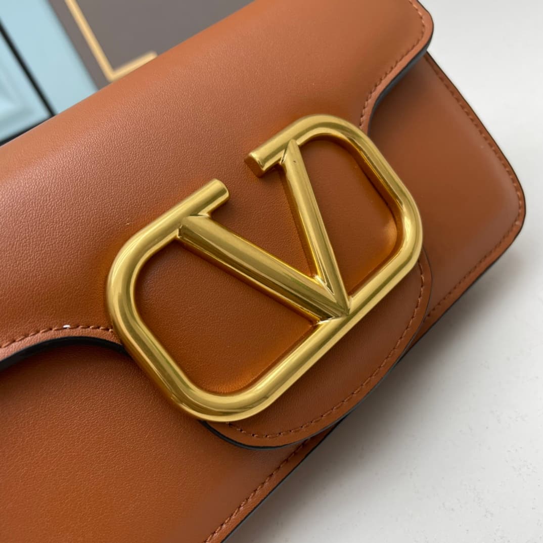 C8241 Small size [520 Selection] VALENTINO Huajia’s MINILOCO calfskin product. Composed of metal chains and fine leather, it features a unique double handle design. It can also be transformed into a handbag; there are various ways to wear it, offering bot — image 4