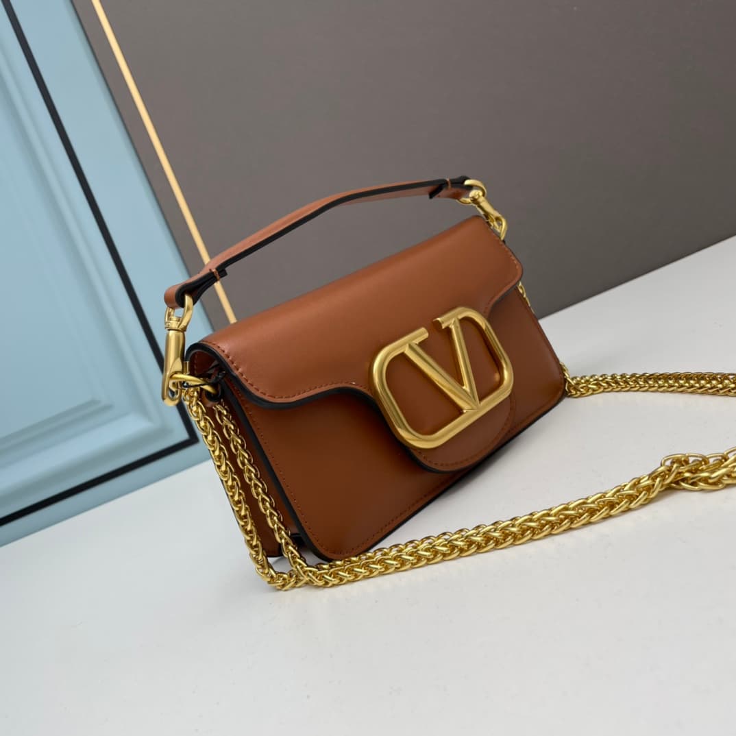 C8241 Small size [520 Selection] VALENTINO Huajia’s MINILOCO calfskin product. Composed of metal chains and fine leather, it features a unique double handle design. It can also be transformed into a handbag; there are various ways to wear it, offering bot — image 2