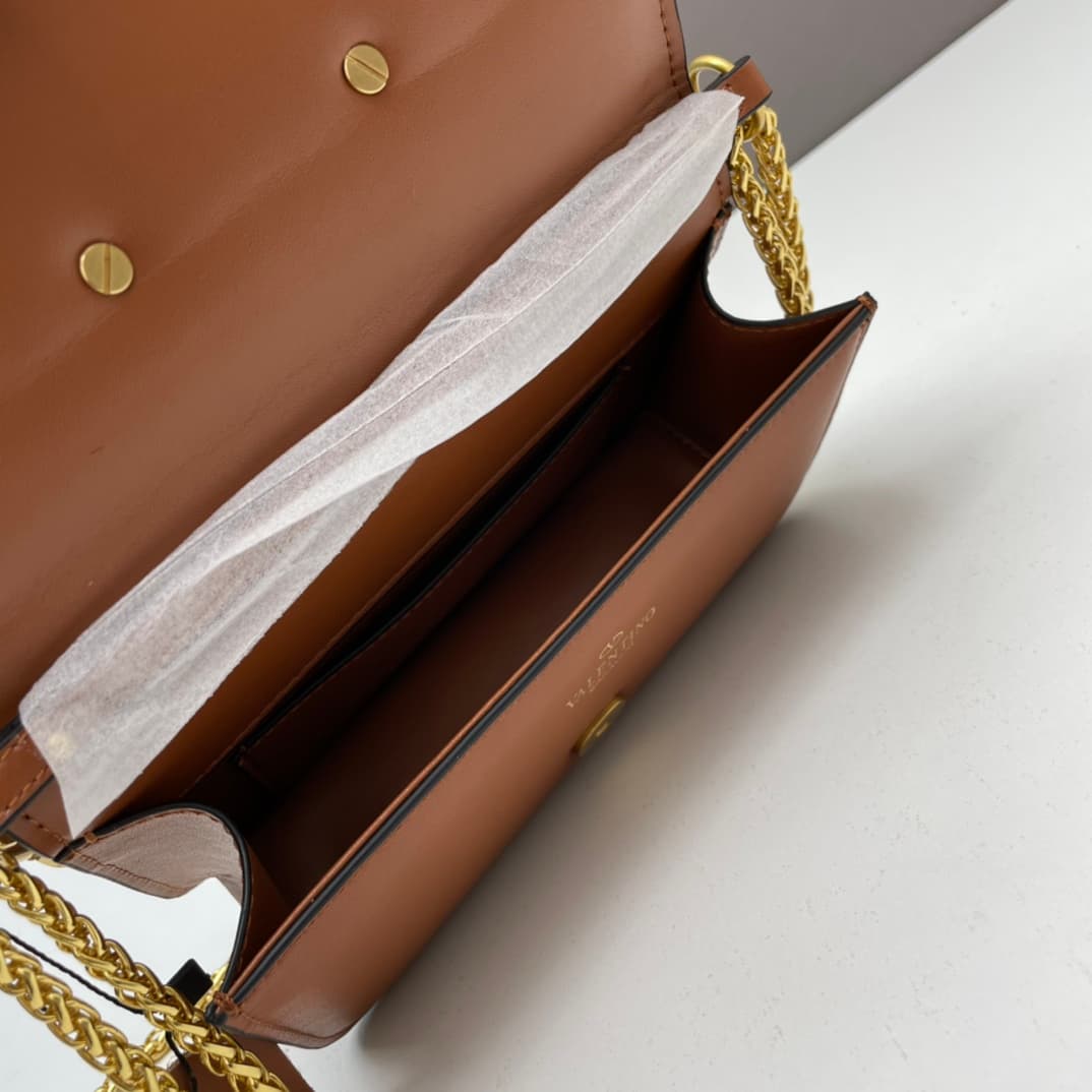 C8241 Small size [520 Selection] VALENTINO Huajia’s MINILOCO calfskin product. Composed of metal chains and fine leather, it features a unique double handle design. It can also be transformed into a handbag; there are various ways to wear it, offering bot — image 7