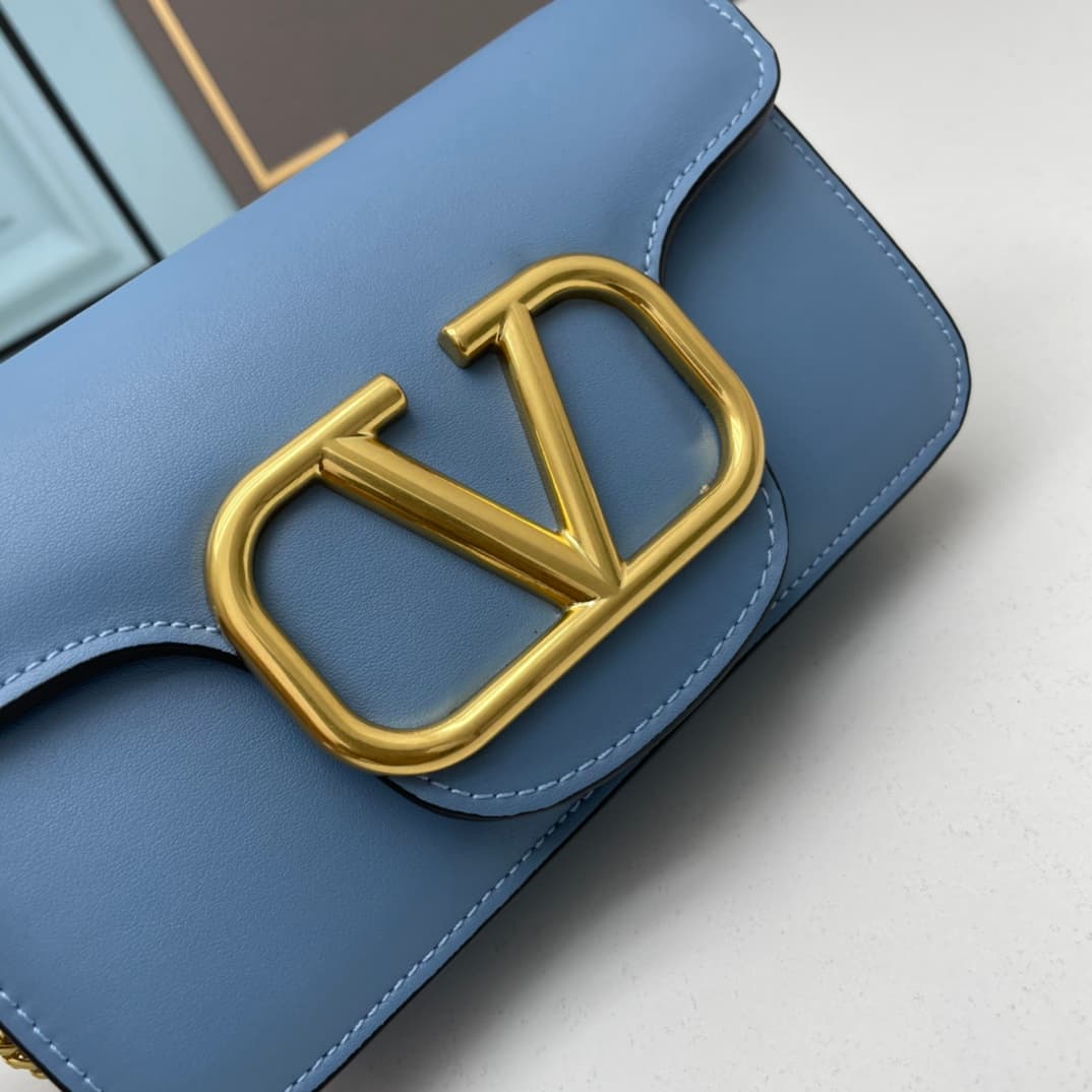 C8242 Small size [520 Selection] VALENTINO Hu Jia’s MINILOCO calfskin product. Composed of metal chains and fine leather, it features a unique double handle design. It can also be converted into a handbag by removing the handle. With multiple styling opti — image 4