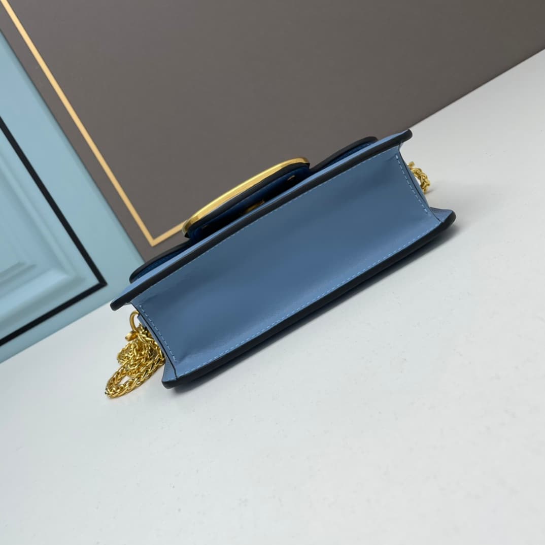 C8242 Small size [520 Selection] VALENTINO Hu Jia’s MINILOCO calfskin product. Composed of metal chains and fine leather, it features a unique double handle design. It can also be converted into a handbag by removing the handle. With multiple styling opti — image 5