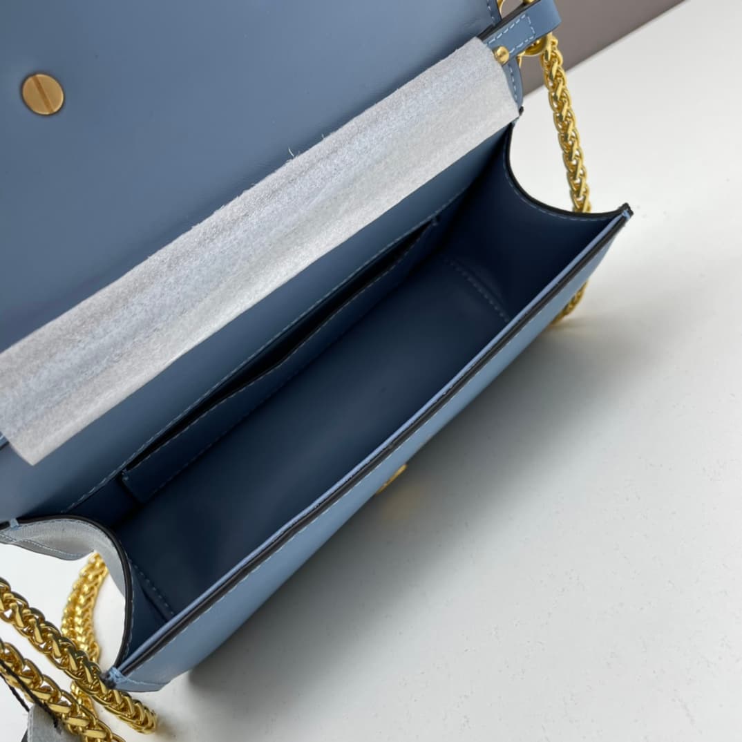 C8242 Small size [520 Selection] VALENTINO Hu Jia’s MINILOCO calfskin product. Composed of metal chains and fine leather, it features a unique double handle design. It can also be converted into a handbag by removing the handle. With multiple styling opti — image 7