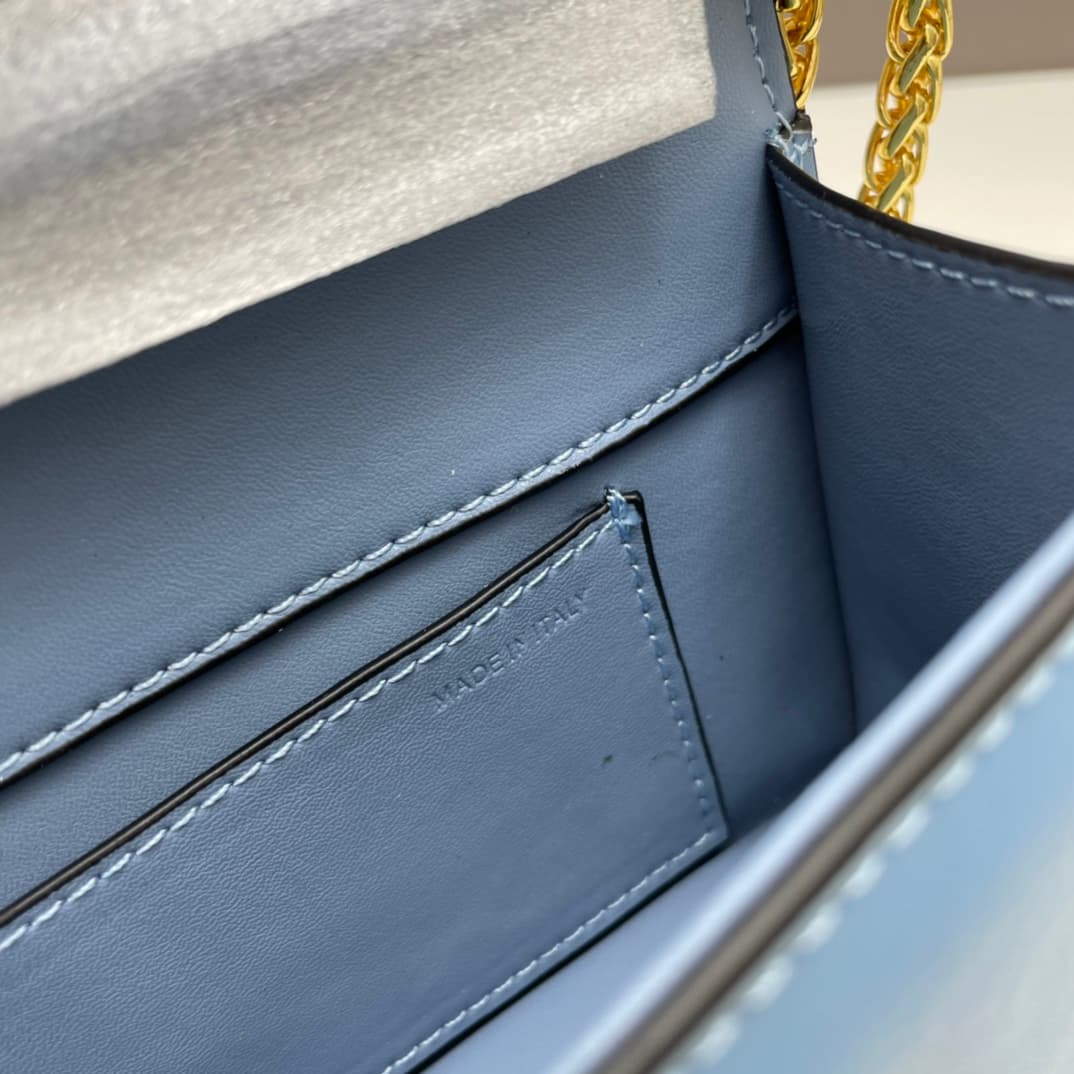 C8242 Small size [520 Selection] VALENTINO Hu Jia’s MINILOCO calfskin product. Composed of metal chains and fine leather, it features a unique double handle design. It can also be converted into a handbag by removing the handle. With multiple styling opti — image 8