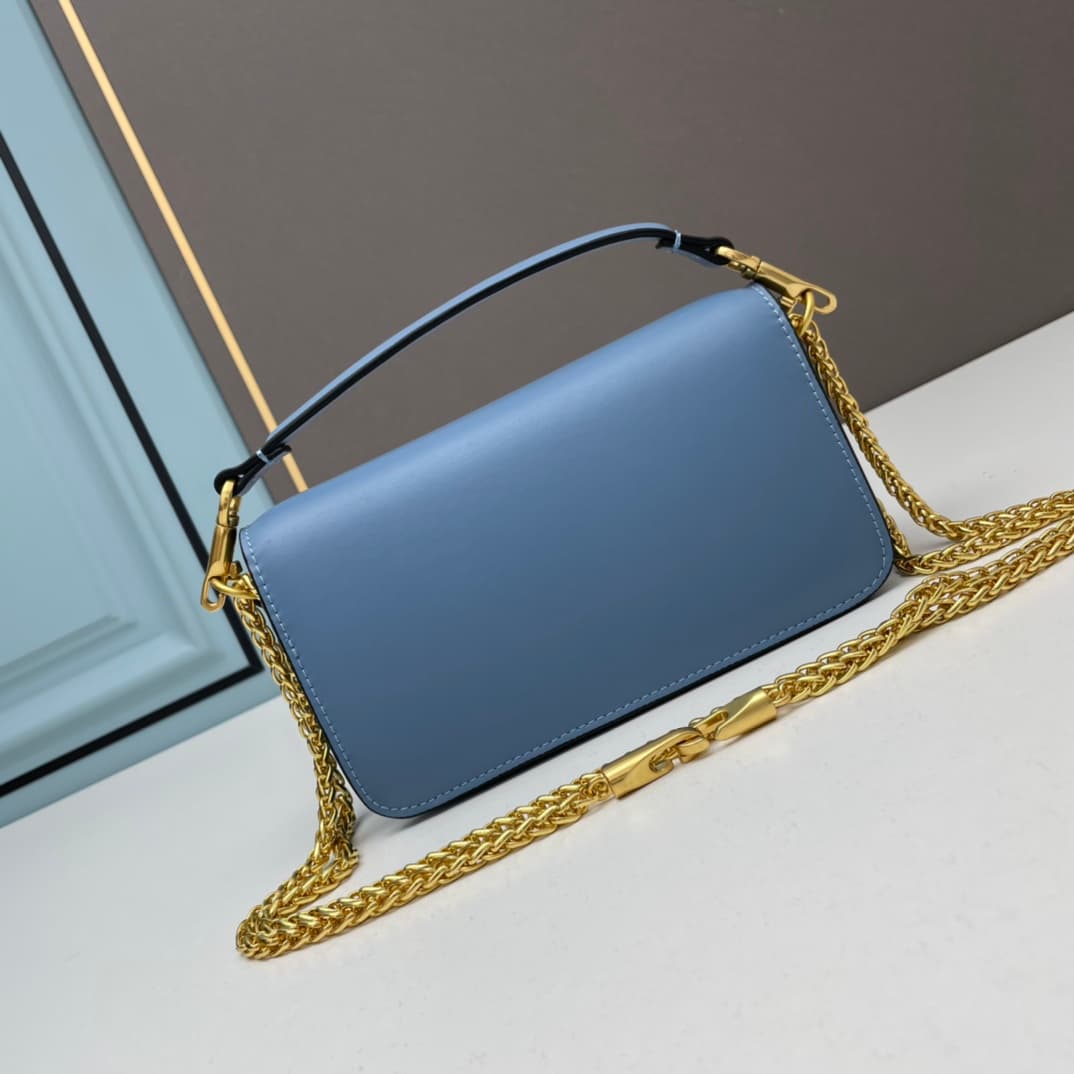 C8242 Small size [520 Selection] VALENTINO Hu Jia’s MINILOCO calfskin product. Composed of metal chains and fine leather, it features a unique double handle design. It can also be converted into a handbag by removing the handle. With multiple styling opti — image 3