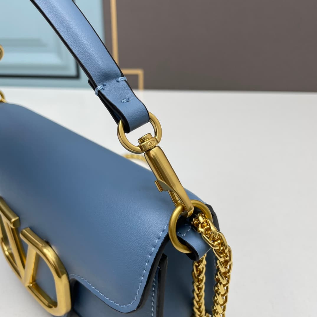 C8242 Small size [520 Selection] VALENTINO Hu Jia’s MINILOCO calfskin product. Composed of metal chains and fine leather, it features a unique double handle design. It can also be converted into a handbag by removing the handle. With multiple styling opti — image 6