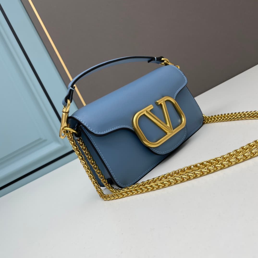 C8242 Small size [520 Selection] VALENTINO Hu Jia’s MINILOCO calfskin product. Composed of metal chains and fine leather, it features a unique double handle design. It can also be converted into a handbag by removing the handle. With multiple styling opti — image 2