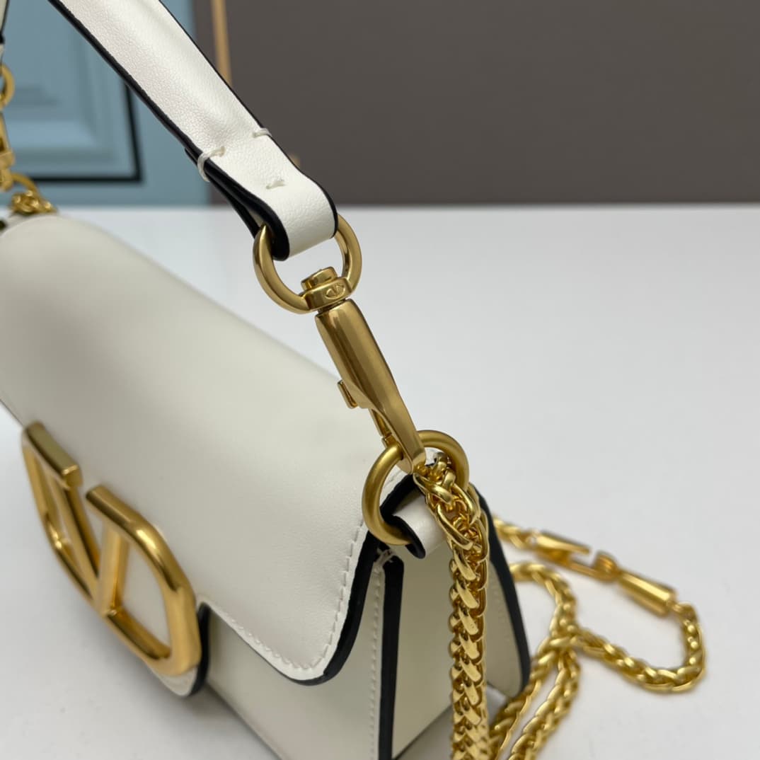 C8245 Small size [520 Selection] VALENTINO Huajia’s MINILOCO calfskin product. Composed of metal chains and fine leather, it features a unique double handle design. It can also be transformed into a handbag by removing the handle. With multiple styling op — image 6