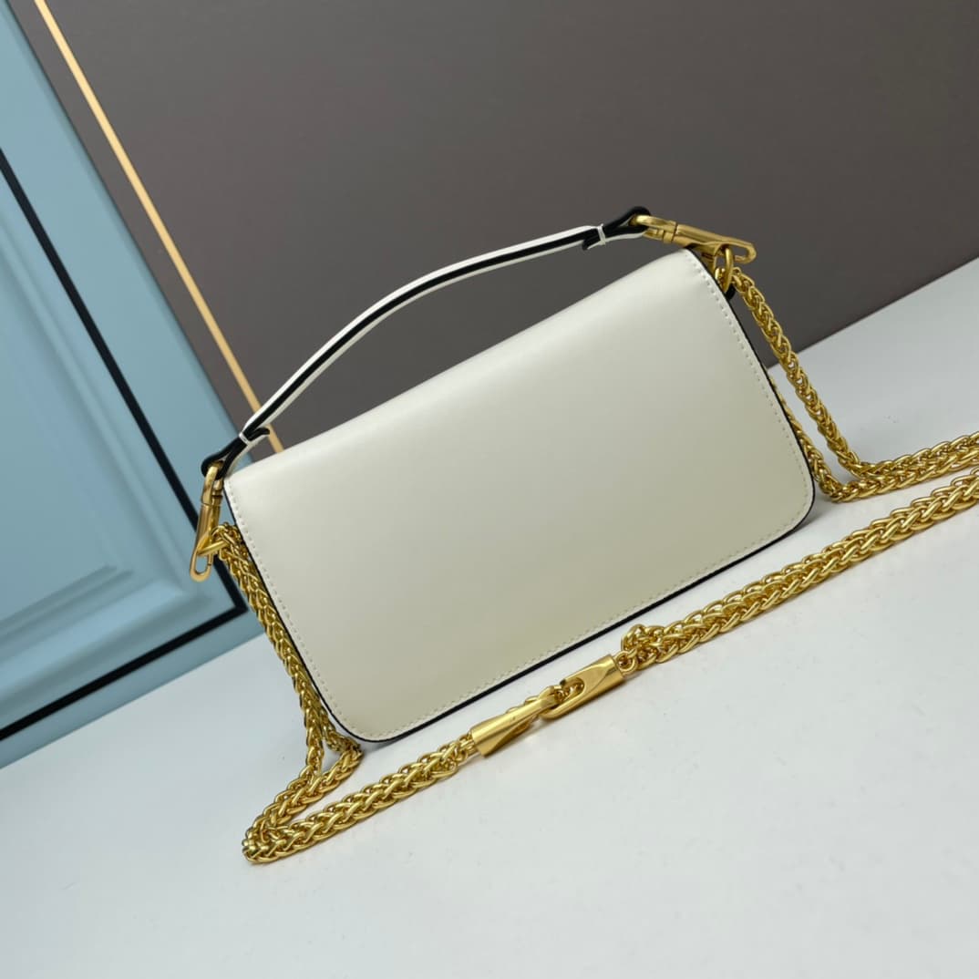 C8245 Small size [520 Selection] VALENTINO Huajia’s MINILOCO calfskin product. Composed of metal chains and fine leather, it features a unique double handle design. It can also be transformed into a handbag by removing the handle. With multiple styling op — image 3