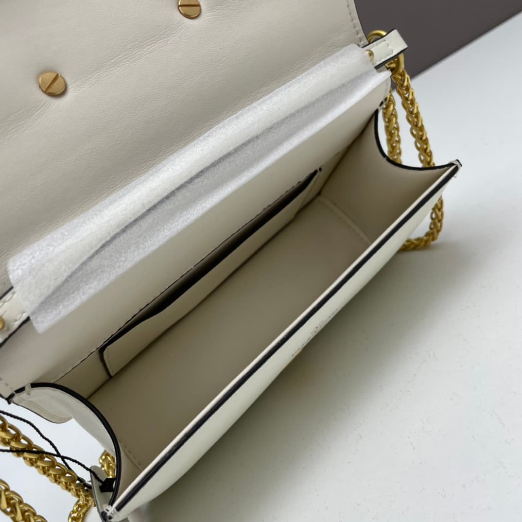 C8245 Small size [520 Selection] VALENTINO Huajia’s MINILOCO calfskin product. Composed of metal chains and fine leather, it features a unique double handle design. It can also be transformed into a handbag by removing the handle. With multiple styling op — image 7