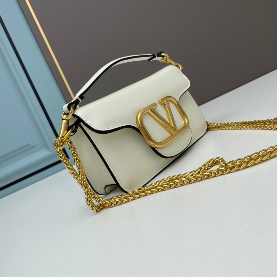 C8245 Small size [520 Selection] VALENTINO Huajia’s MINILOCO calfskin product. Composed of metal chains and fine leather, it features a unique double handle design. It can also be transformed into a handbag by removing the handle. With multiple styling op — image 2