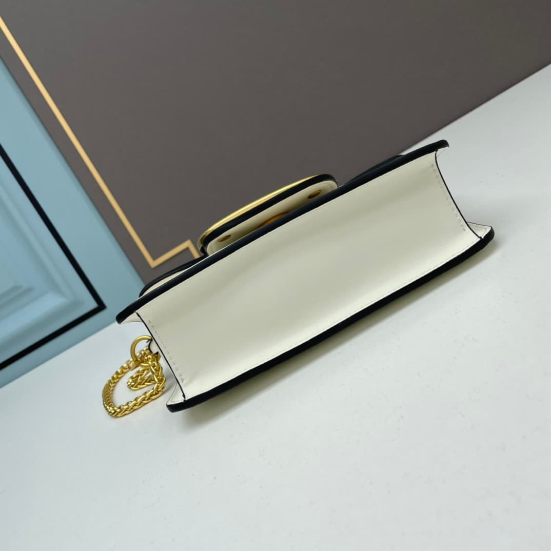 C8245 Small size [520 Selection] VALENTINO Huajia’s MINILOCO calfskin product. Composed of metal chains and fine leather, it features a unique double handle design. It can also be transformed into a handbag by removing the handle. With multiple styling op — image 5