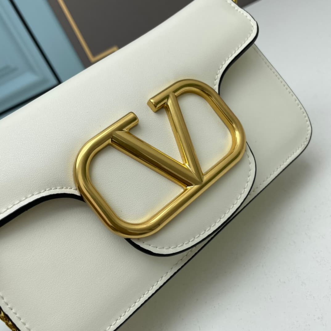 C8245 Small size [520 Selection] VALENTINO Huajia’s MINILOCO calfskin product. Composed of metal chains and fine leather, it features a unique double handle design. It can also be transformed into a handbag by removing the handle. With multiple styling op — image 4