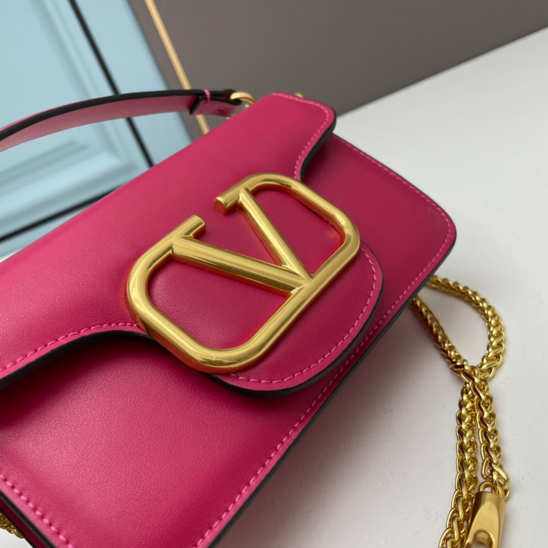 C8240 Small size [520 Selection] VALENTINO Women’s MINILOCO calfskin product. Composed of metal chains and fine leather, it features a unique double handle design. It can also be removed and transformed into a handbag. With multiple styling options, it co — image 4