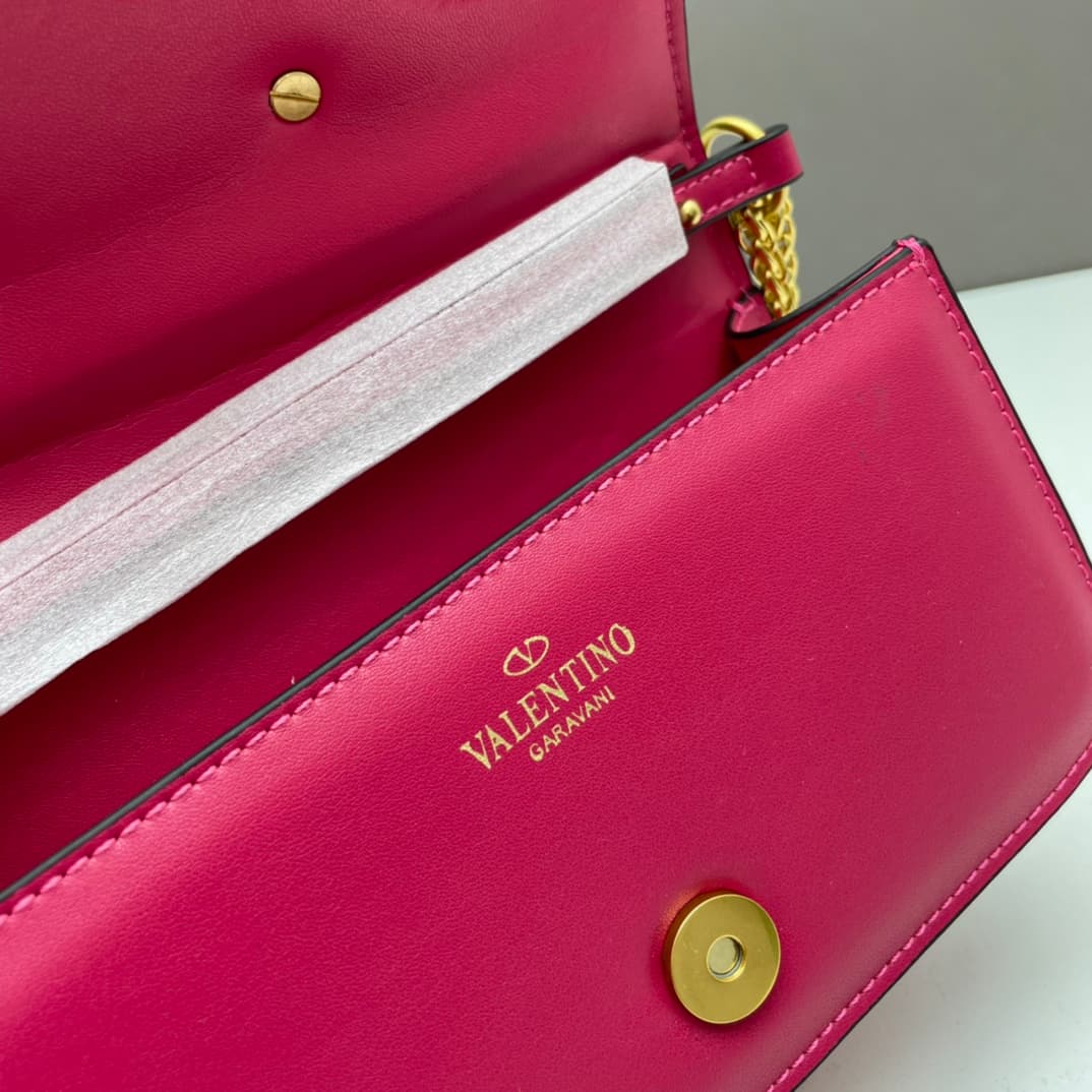 C8240 Small size [520 Selection] VALENTINO Women’s MINILOCO calfskin product. Composed of metal chains and fine leather, it features a unique double handle design. It can also be removed and transformed into a handbag. With multiple styling options, it co — image 8