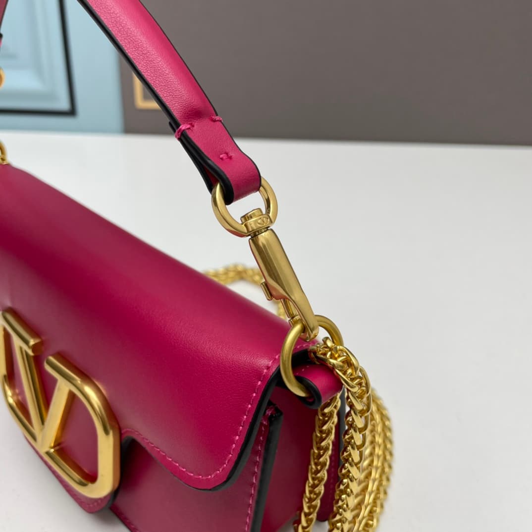 C8240 Small size [520 Selection] VALENTINO Women’s MINILOCO calfskin product. Composed of metal chains and fine leather, it features a unique double handle design. It can also be removed and transformed into a handbag. With multiple styling options, it co — image 6