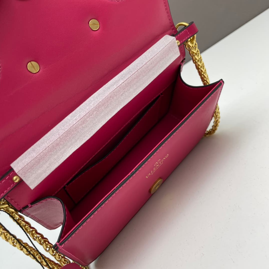 C8240 Small size [520 Selection] VALENTINO Women’s MINILOCO calfskin product. Composed of metal chains and fine leather, it features a unique double handle design. It can also be removed and transformed into a handbag. With multiple styling options, it co — image 7