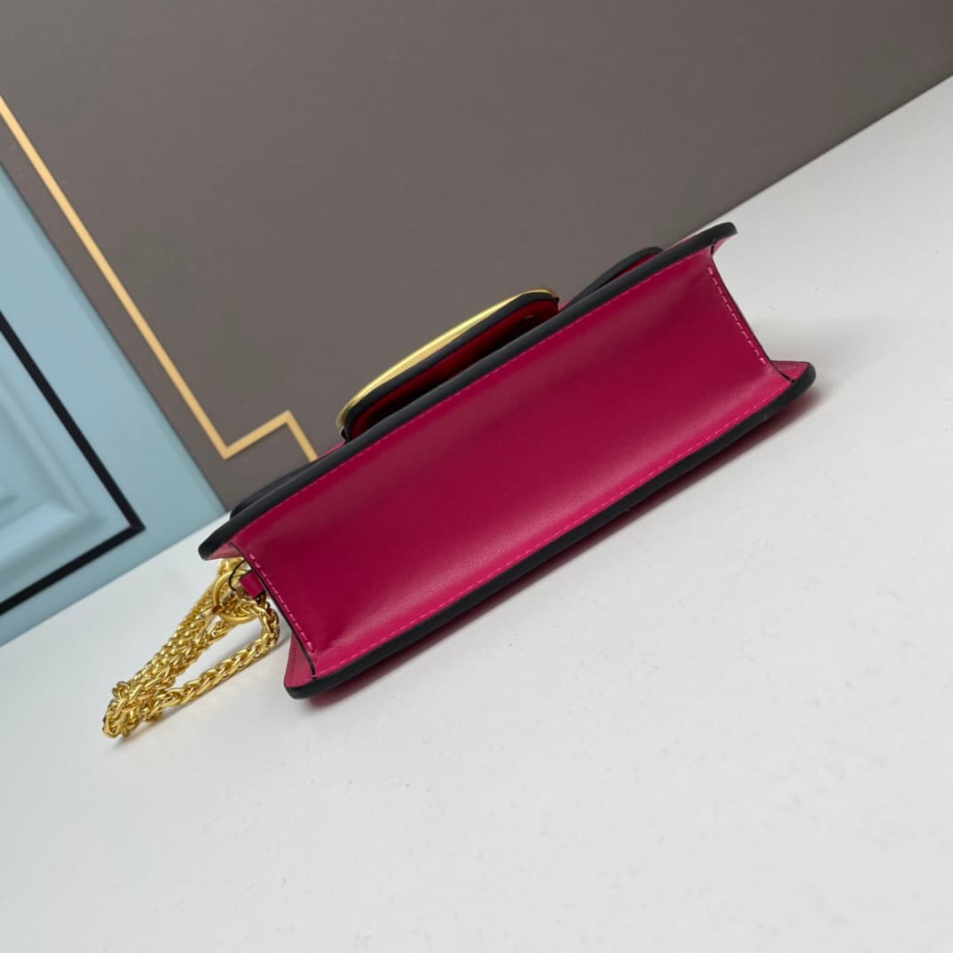 C8240 Small size [520 Selection] VALENTINO Women’s MINILOCO calfskin product. Composed of metal chains and fine leather, it features a unique double handle design. It can also be removed and transformed into a handbag. With multiple styling options, it co — image 5