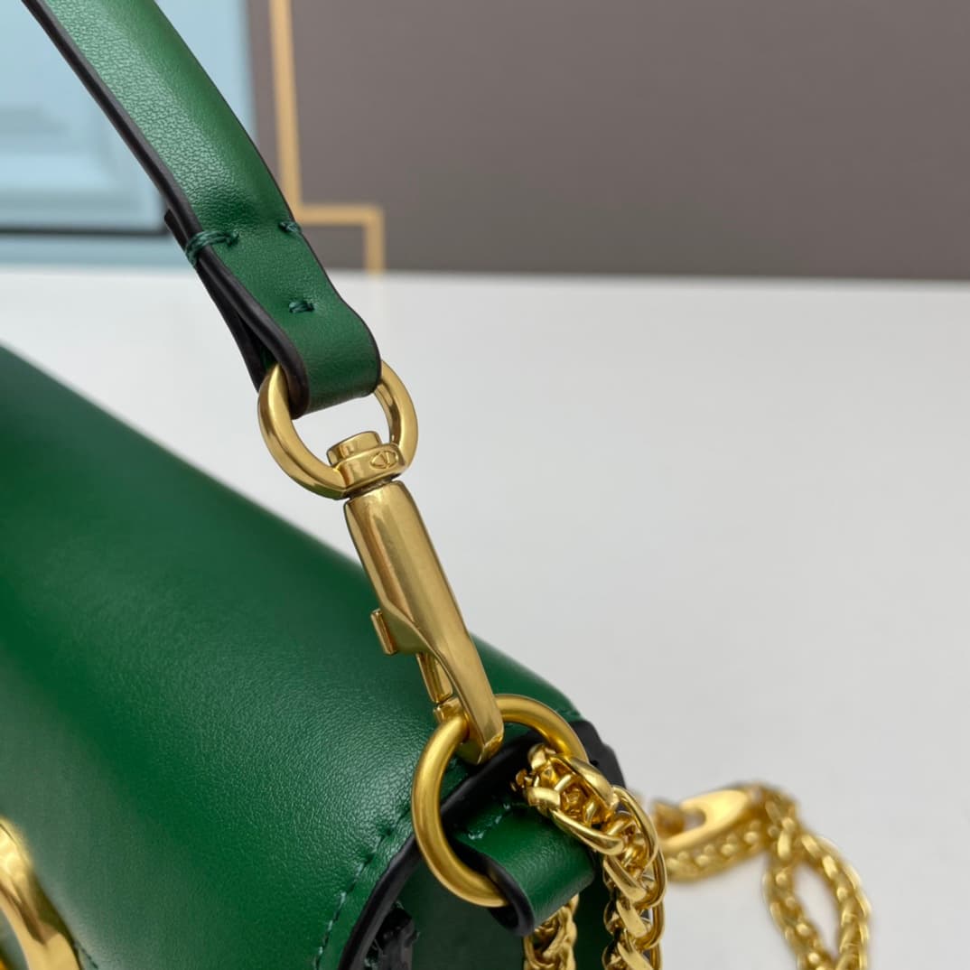 C8239 Small size [520 Selection] VALENTINO Huajia’s MINILOCO calfskin product. Composed of metal chains and fine leather, it features a unique double handle design. It can also be transformed into a handbag; there are various ways to wear it, offering bot — image 6