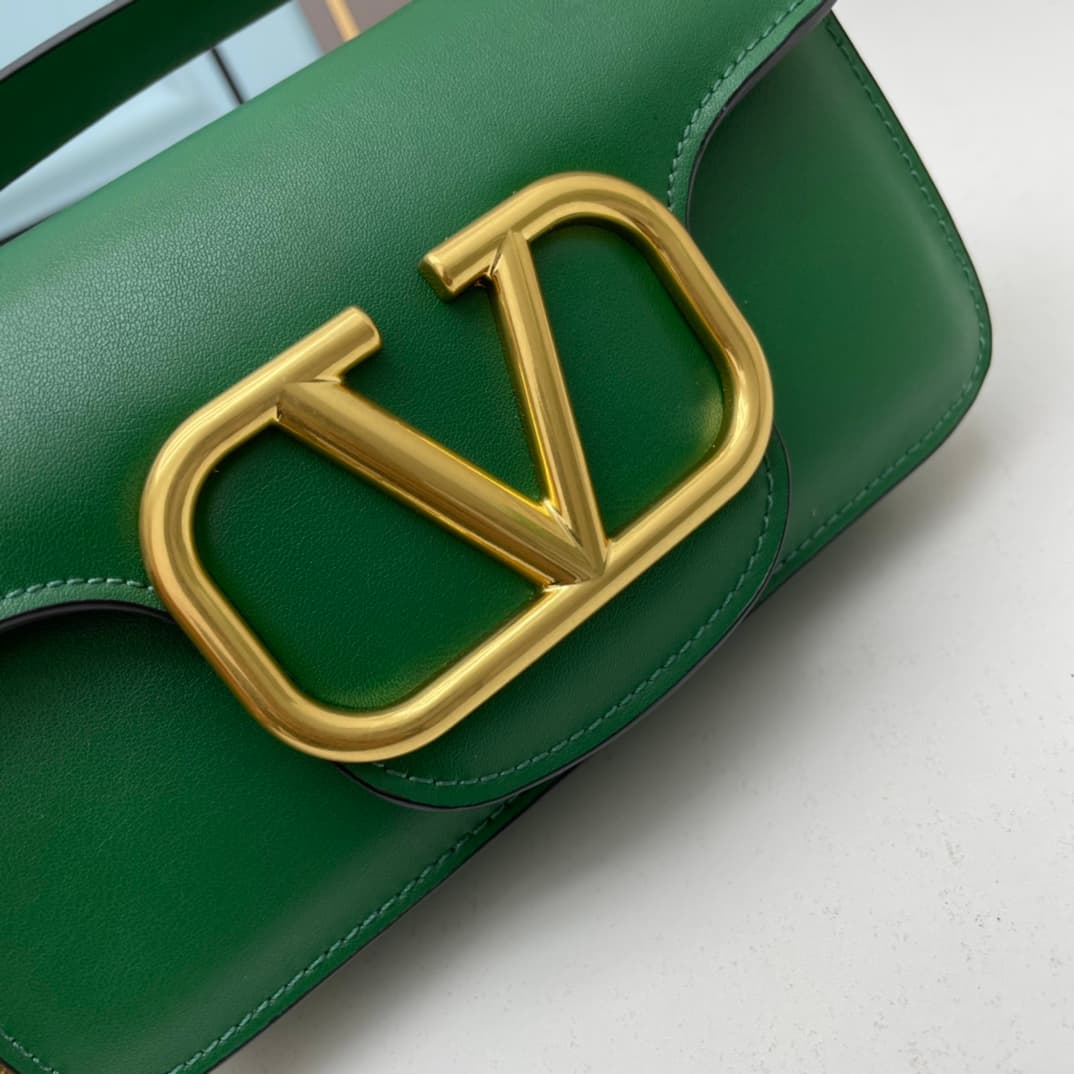 C8239 Small size [520 Selection] VALENTINO Huajia’s MINILOCO calfskin product. Composed of metal chains and fine leather, it features a unique double handle design. It can also be transformed into a handbag; there are various ways to wear it, offering bot — image 4