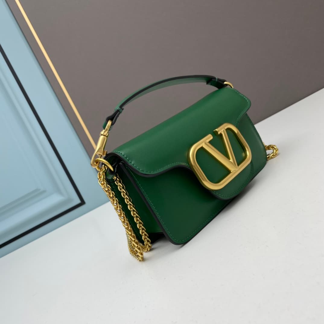 C8239 Small size [520 Selection] VALENTINO Huajia’s MINILOCO calfskin product. Composed of metal chains and fine leather, it features a unique double handle design. It can also be transformed into a handbag; there are various ways to wear it, offering bot — image 2