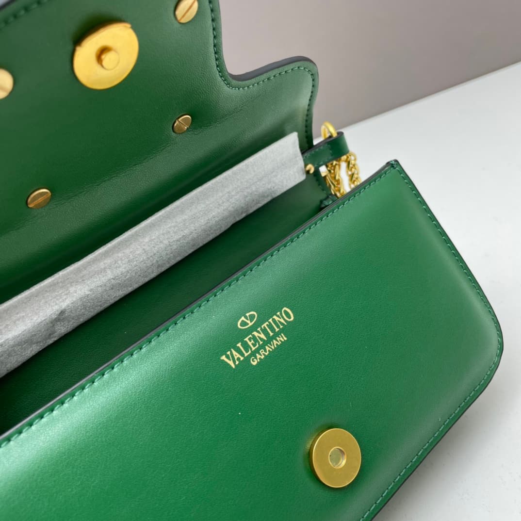 C8239 Small size [520 Selection] VALENTINO Huajia’s MINILOCO calfskin product. Composed of metal chains and fine leather, it features a unique double handle design. It can also be transformed into a handbag; there are various ways to wear it, offering bot — image 8