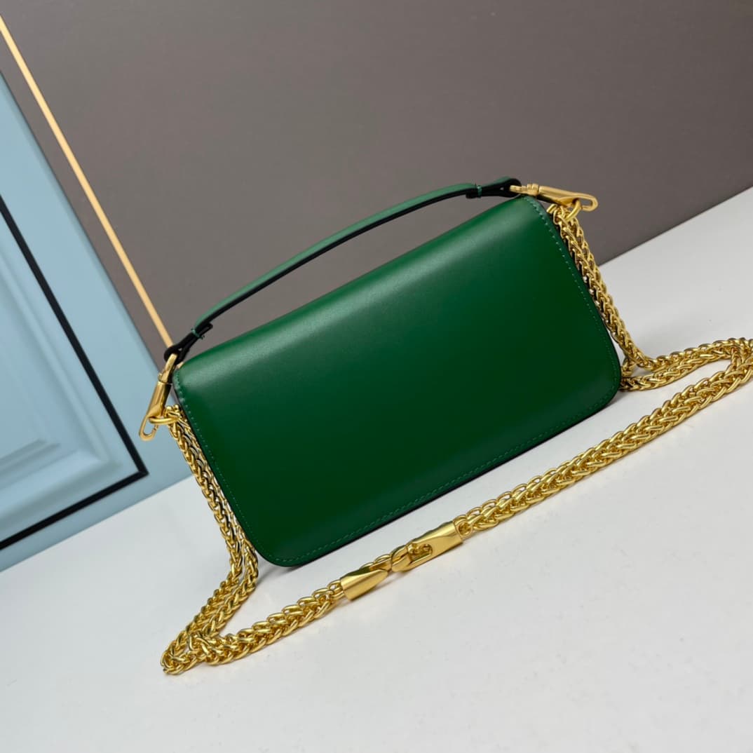 C8239 Small size [520 Selection] VALENTINO Huajia’s MINILOCO calfskin product. Composed of metal chains and fine leather, it features a unique double handle design. It can also be transformed into a handbag; there are various ways to wear it, offering bot — image 3