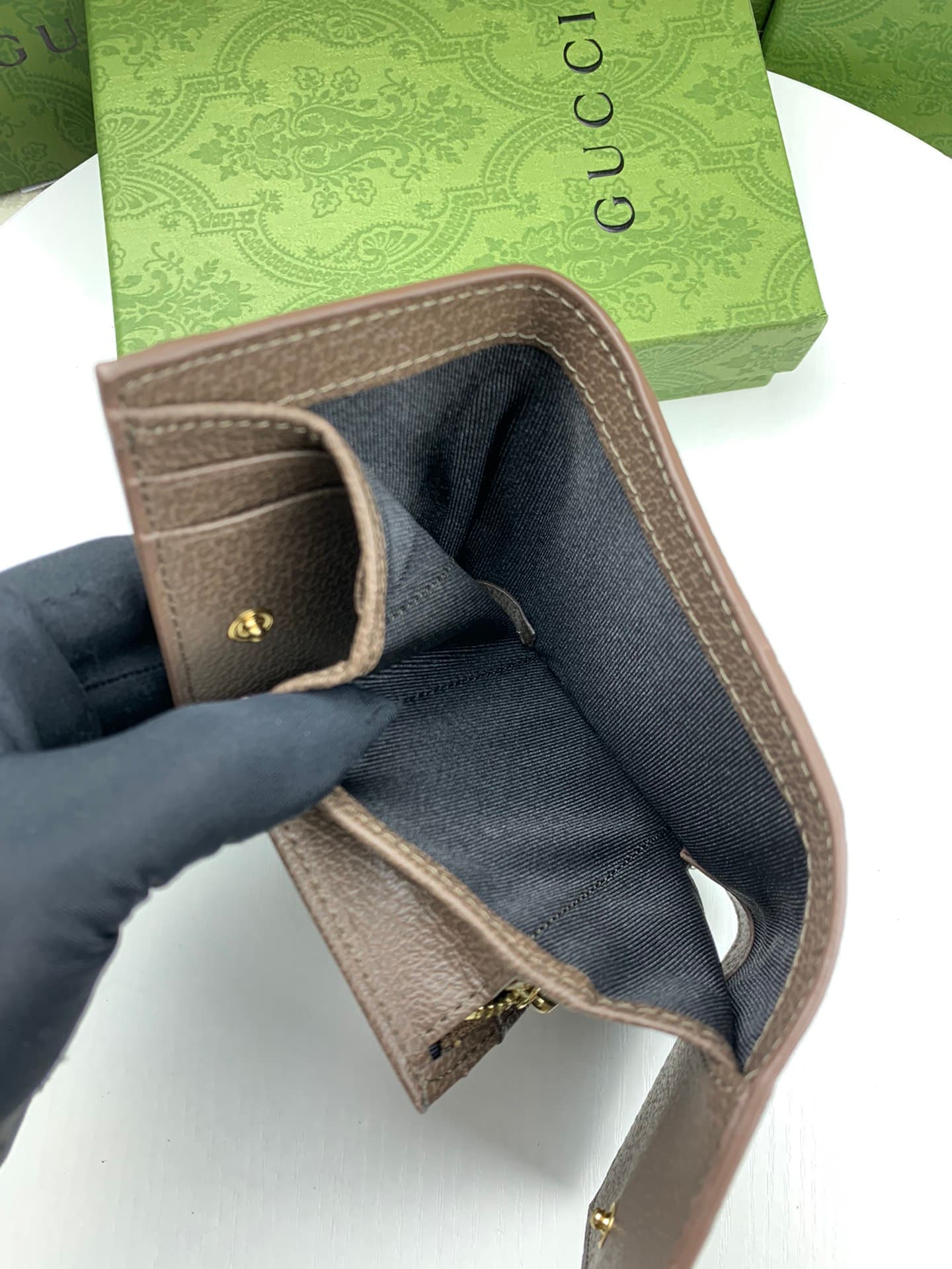 C4073 Real photos! The GG logo was first used in the 20 era of the 20th century. It originated from the original design of Gucci, which evolved over the 1930 era. Since then, it has become a symbol of Gucci’s tradition. This particular design combines the — image 6