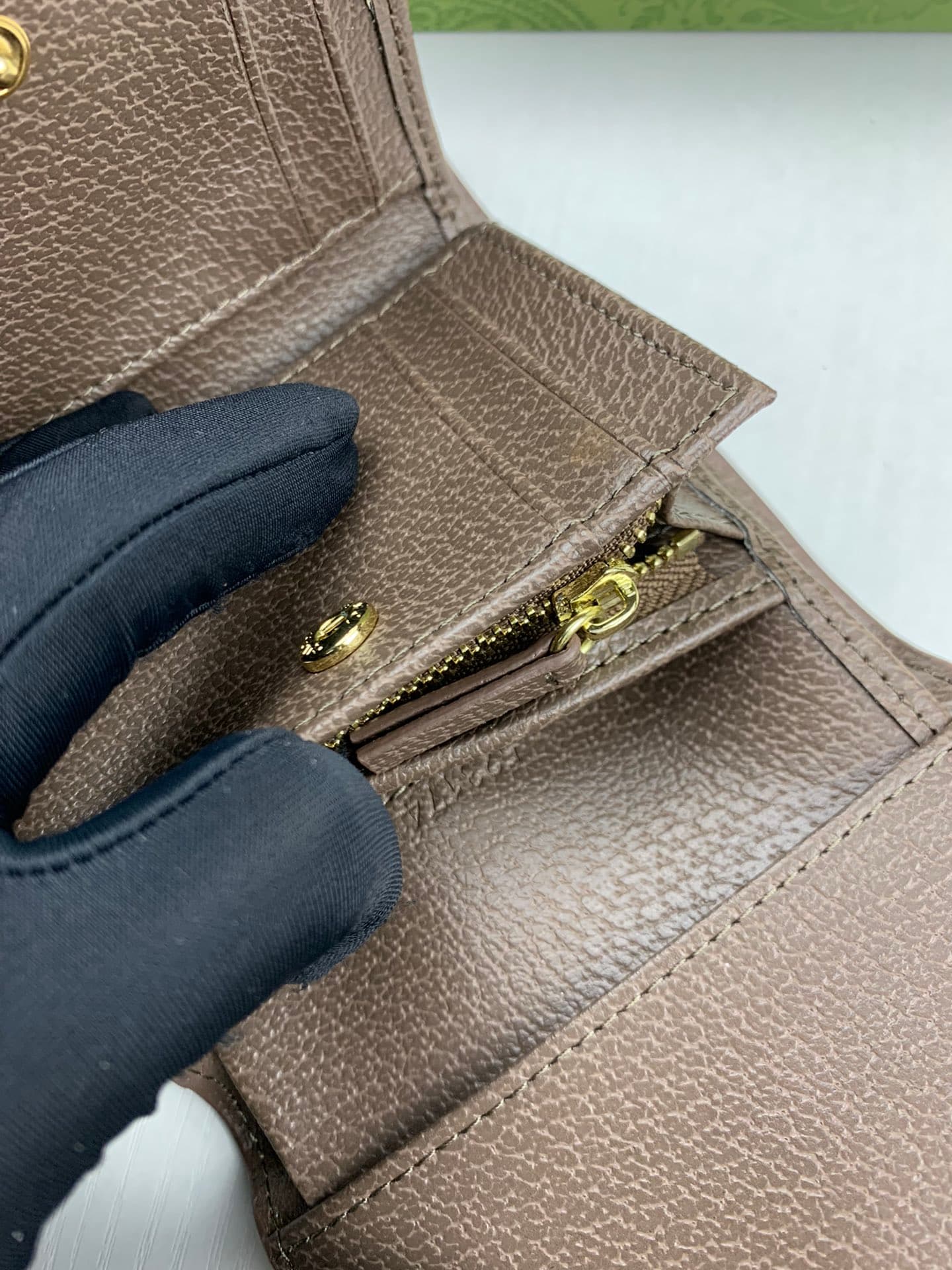 C4073 Real photos! The GG logo was first used in the 20 era of the 20th century. It originated from the original design of Gucci, which evolved over the 1930 era. Since then, it has become a symbol of Gucci’s tradition. This particular design combines the — image 4