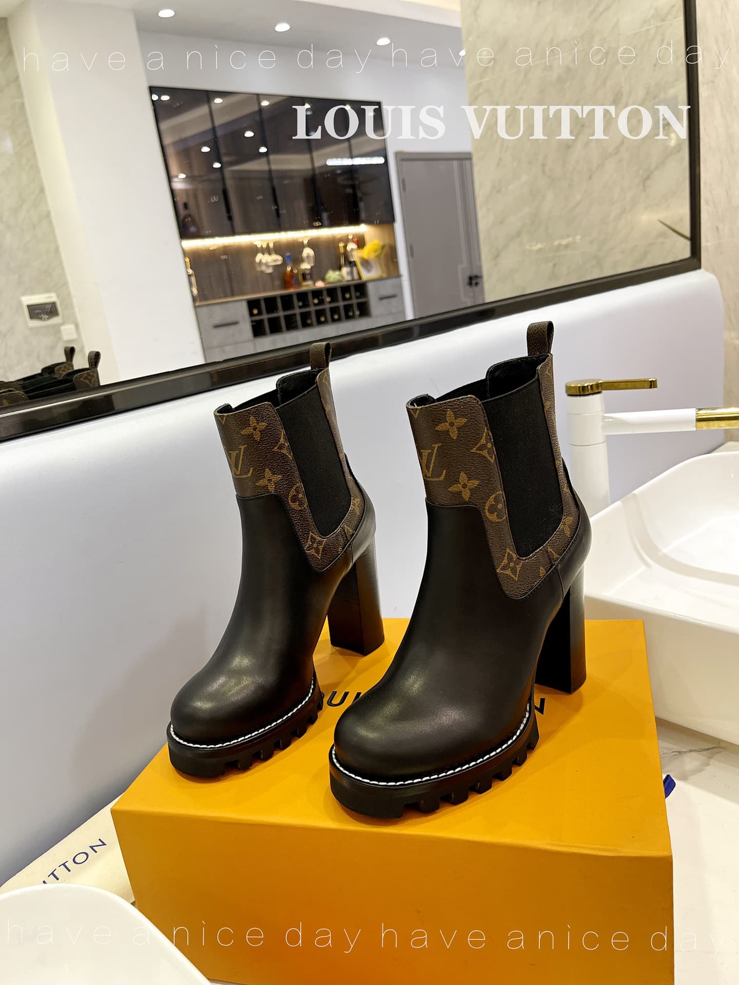 D9005 The flagship product promoted on the official website ★ ━━━━━ ЅᏇєєt ━━━━━ ▪️ Original mold hardware buckles, top-tier version LOUIS VUITT ON 2026 🍾💯💯💯🐯🐯💪💪 LV European-style stylish sandals 🐯🐯💸💸 Latest model, Louis Vuitton’s traditional hard case wit — image 4