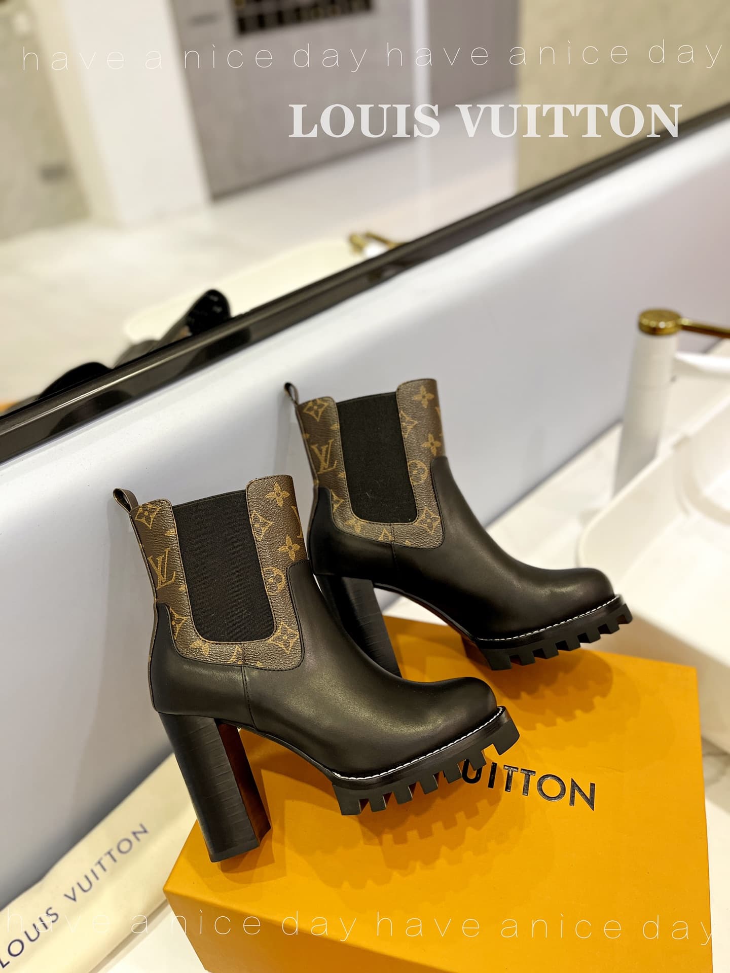 D9005 The flagship product promoted on the official website ★ ━━━━━ ЅᏇєєt ━━━━━ ▪️ Original mold hardware buckles, top-tier version LOUIS VUITT ON 2026 🍾💯💯💯🐯🐯💪💪 LV European-style stylish sandals 🐯🐯💸💸 Latest model, Louis Vuitton’s traditional hard case wit — image 7