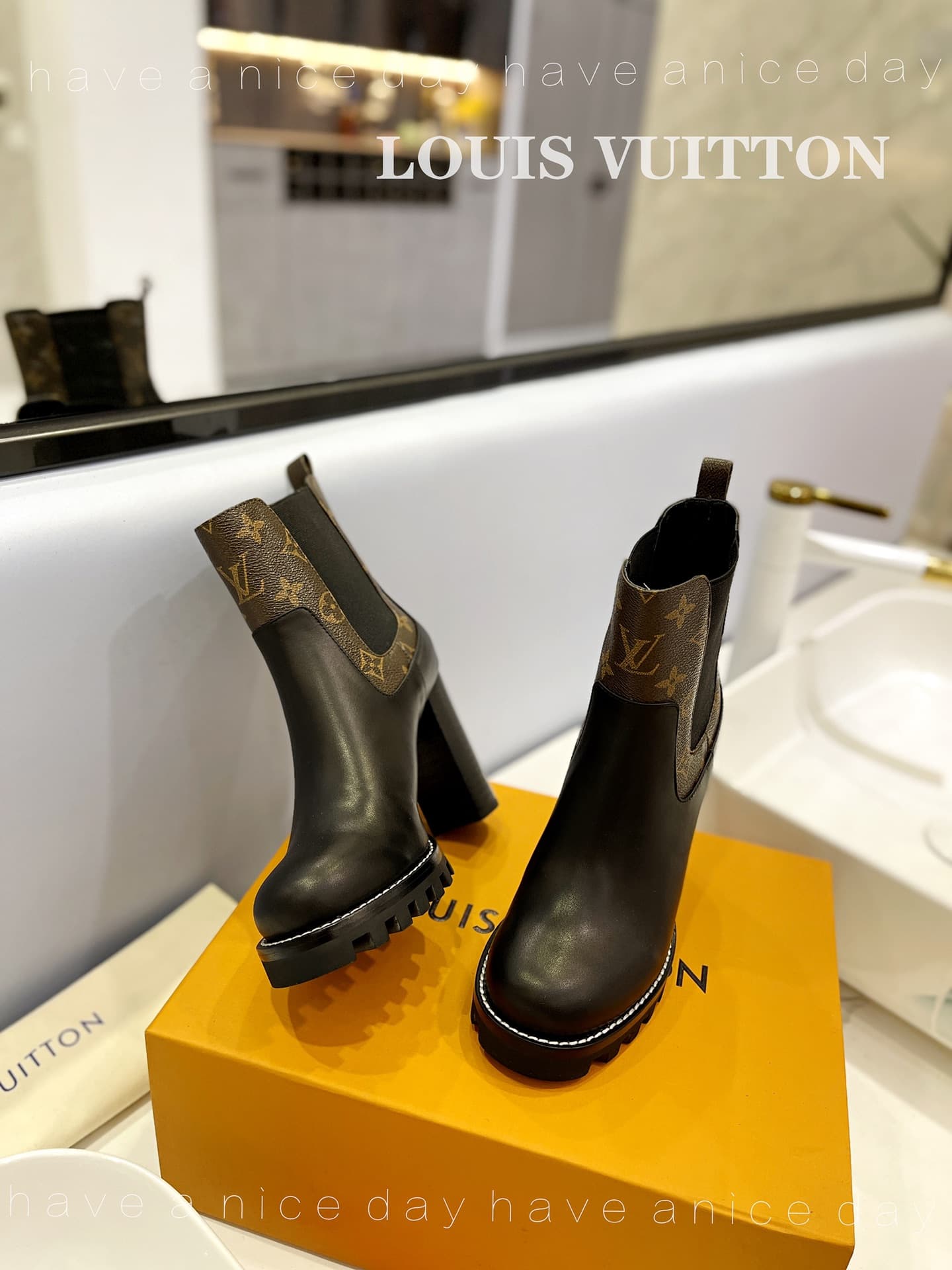 D9005 The flagship product promoted on the official website ★ ━━━━━ ЅᏇєєt ━━━━━ ▪️ Original mold hardware buckles, top-tier version LOUIS VUITT ON 2026 🍾💯💯💯🐯🐯💪💪 LV European-style stylish sandals 🐯🐯💸💸 Latest model, Louis Vuitton’s traditional hard case wit — image 5