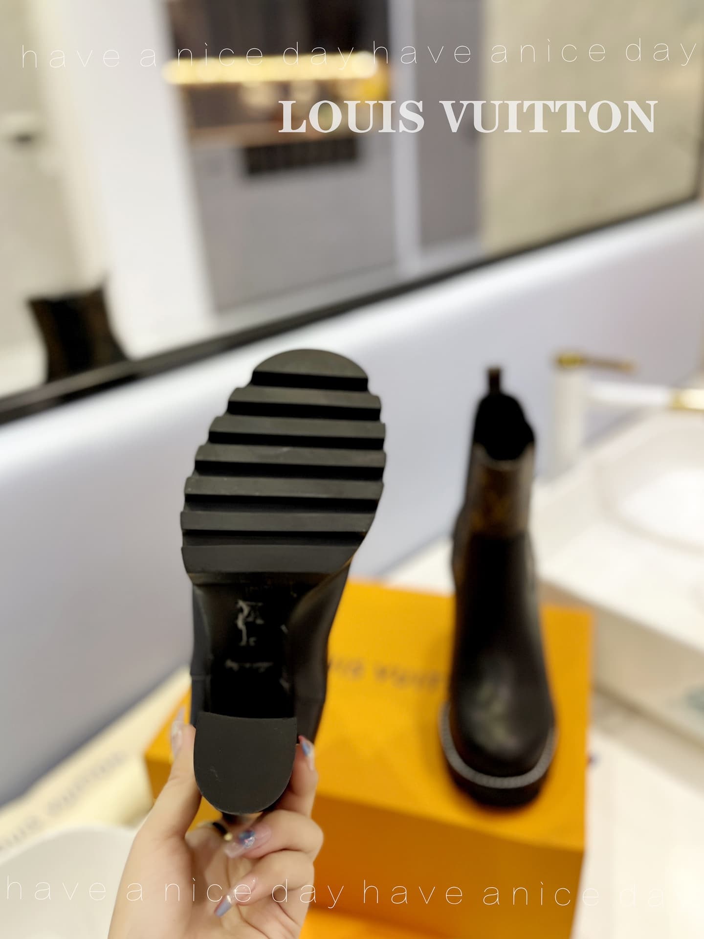 D9005 The flagship product promoted on the official website ★ ━━━━━ ЅᏇєєt ━━━━━ ▪️ Original mold hardware buckles, top-tier version LOUIS VUITT ON 2026 🍾💯💯💯🐯🐯💪💪 LV European-style stylish sandals 🐯🐯💸💸 Latest model, Louis Vuitton’s traditional hard case wit — image 8