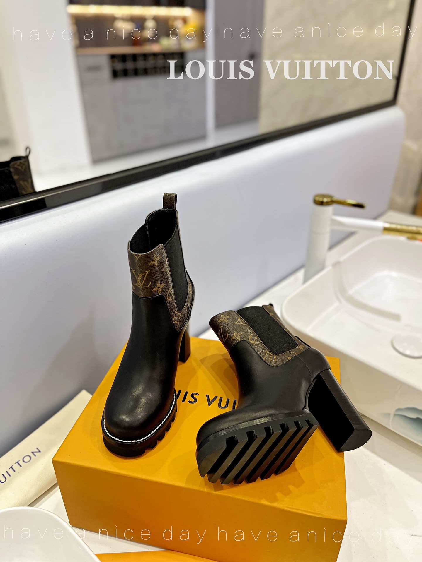 D9005 The flagship product promoted on the official website ★ ━━━━━ ЅᏇєєt ━━━━━ ▪️ Original mold hardware buckles, top-tier version LOUIS VUITT ON 2026 🍾💯💯💯🐯🐯💪💪 LV European-style stylish sandals 🐯🐯💸💸 Latest model, Louis Vuitton’s traditional hard case wit — image 6