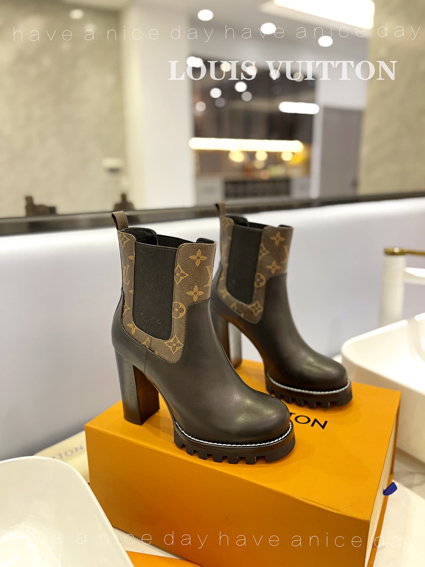 D9005 The flagship product promoted on the official website ★ ━━━━━ ЅᏇєєt ━━━━━ ▪️ Original mold hardware buckles, top-tier version LOUIS VUITT ON 2026 🍾💯💯💯🐯🐯💪💪 LV European-style stylish sandals 🐯🐯💸💸 Latest model, Louis Vuitton’s traditional hard case wit — image 3