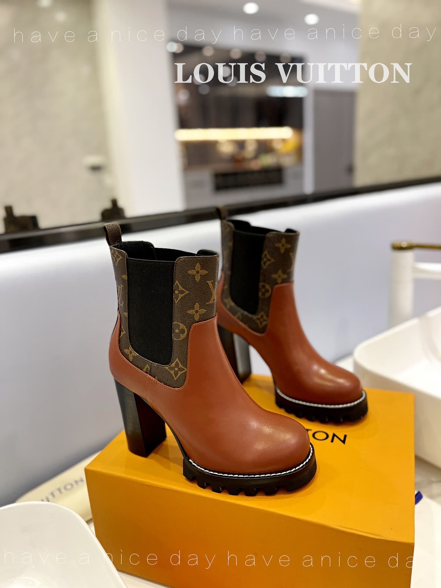 D8981 The flagship product promoted on the official website ★ ━━━━━ ЅᏇєєt ━━━━━ ▪️ Original mold hardware buckles, top-tier version LOUIS VUITT ON 2026 🍾💯💯💯🐯🐯💪💪 LV-style fashionable sandals 🐯🐯💸💸 Latest model, Louis Vuitton’s traditional hard case with exq — image 2