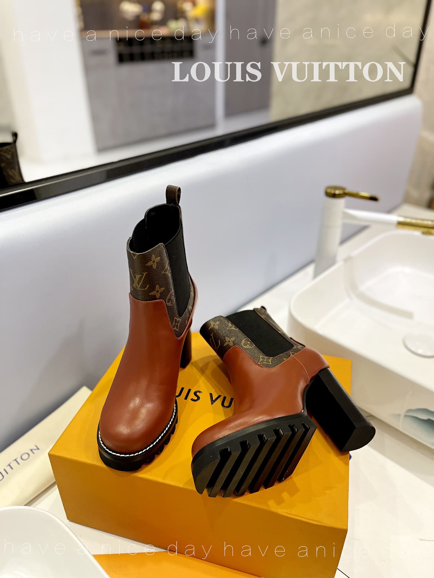 D8981 The flagship product promoted on the official website ★ ━━━━━ ЅᏇєєt ━━━━━ ▪️ Original mold hardware buckles, top-tier version LOUIS VUITT ON 2026 🍾💯💯💯🐯🐯💪💪 LV-style fashionable sandals 🐯🐯💸💸 Latest model, Louis Vuitton’s traditional hard case with exq — image 7