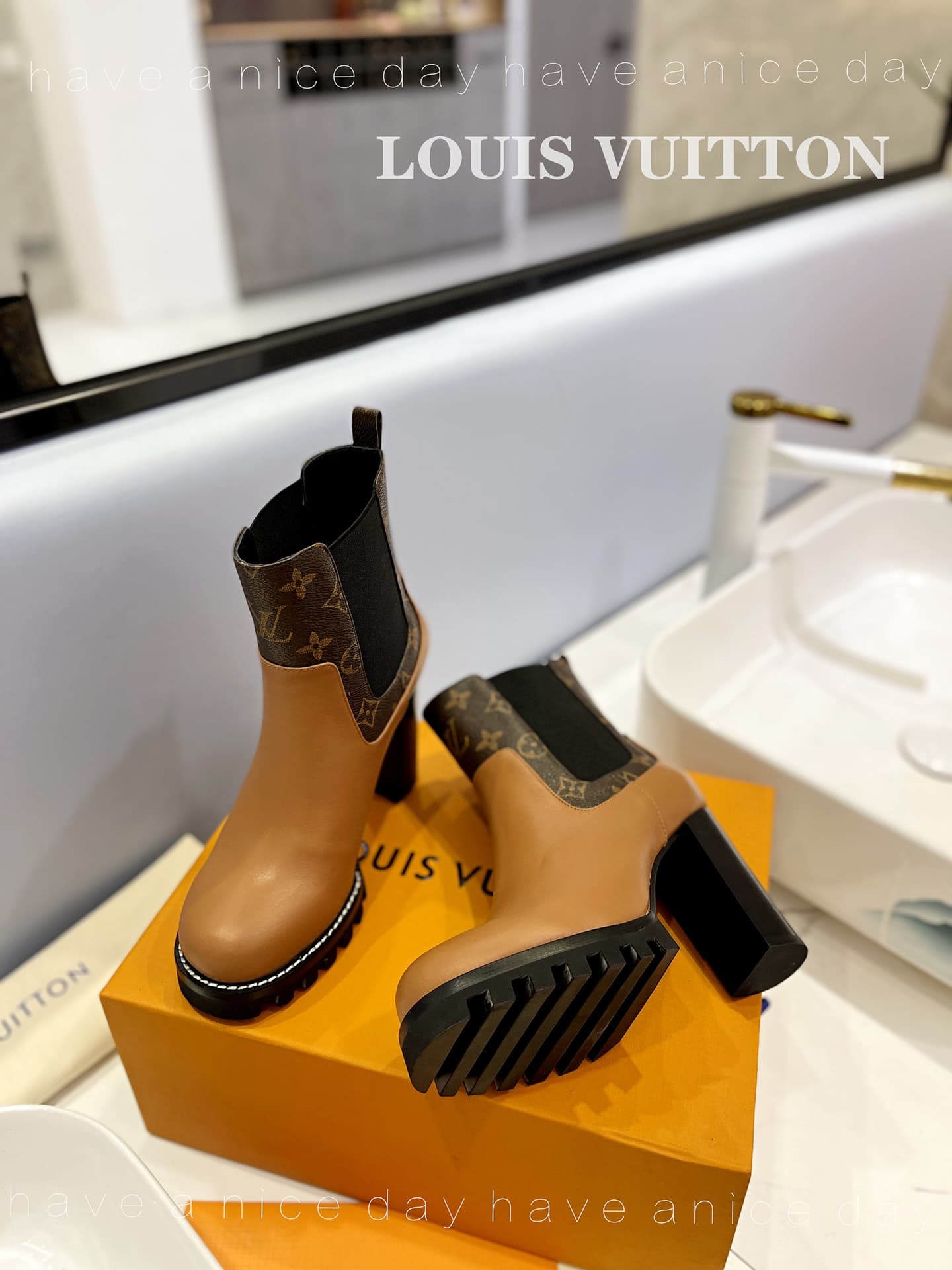 D8979 The flagship product promoted on the official website ★ ━━━━━ ЅᏇєєt ━━━━━ ▪️ Original mold hardware buckles, top-tier version LOUIS VUITT ON 2026 🍾💯💯💯🐯🐯💪💪 LV European-style stylish sandals 🐯🐯💸💸 Latest model, Louis Vuitton’s traditional hardbox exqui — image 5