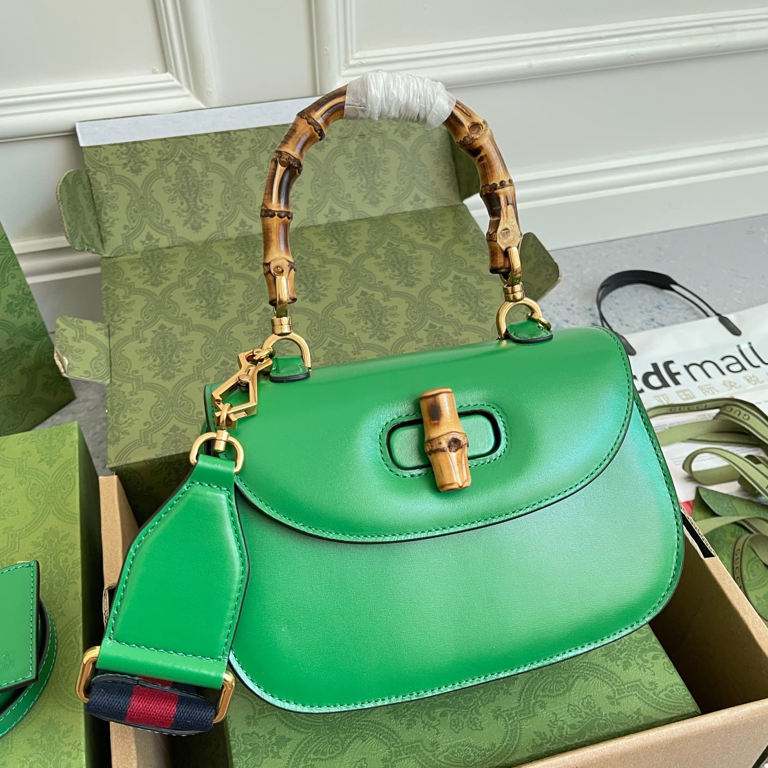 C3986 Original leather ‼️ Original leather zigzag small handbag. Gucci’s “Aria – A Musical Melody” collection reinterprets classic elements using modern techniques. The zigzag pattern is one of Gucci’s iconic elements; it has appeared in various collectio — image 2