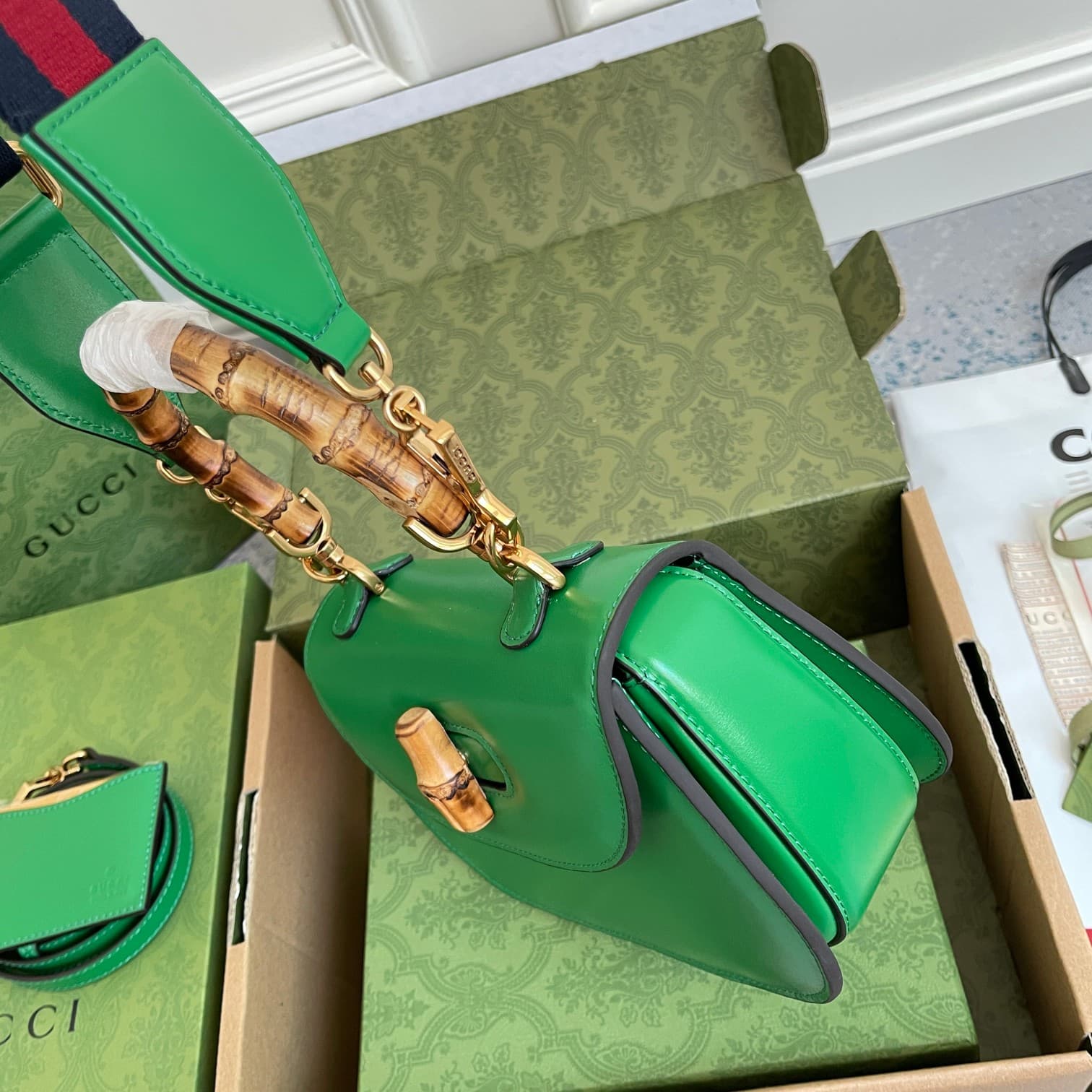 C3986 Original leather ‼️ Original leather zigzag small handbag. Gucci’s “Aria – A Musical Melody” collection reinterprets classic elements using modern techniques. The zigzag pattern is one of Gucci’s iconic elements; it has appeared in various collectio — image 4