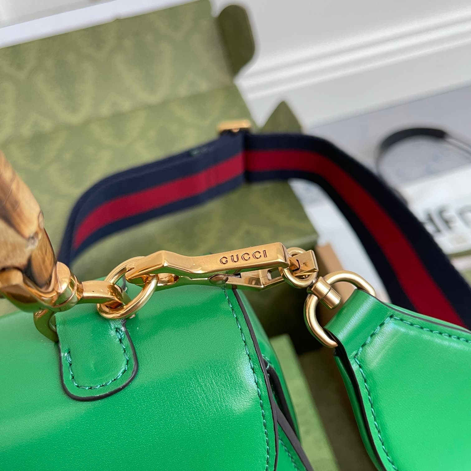 C3986 Original leather ‼️ Original leather zigzag small handbag. Gucci’s “Aria – A Musical Melody” collection reinterprets classic elements using modern techniques. The zigzag pattern is one of Gucci’s iconic elements; it has appeared in various collectio — image 7