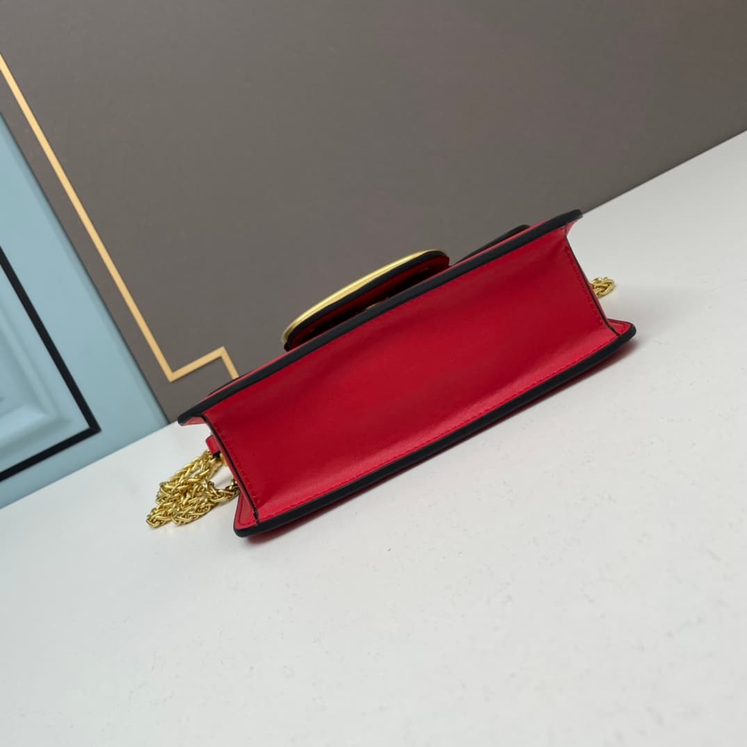 C8247 Small size [520 Selection] VALENTINO Huajia’s MINILOCO calfskin product. Composed of metal chains and fine leather, it features a unique double handle design. It can also be converted into a handbag by removing the handle. With multiple styling opti — image 4
