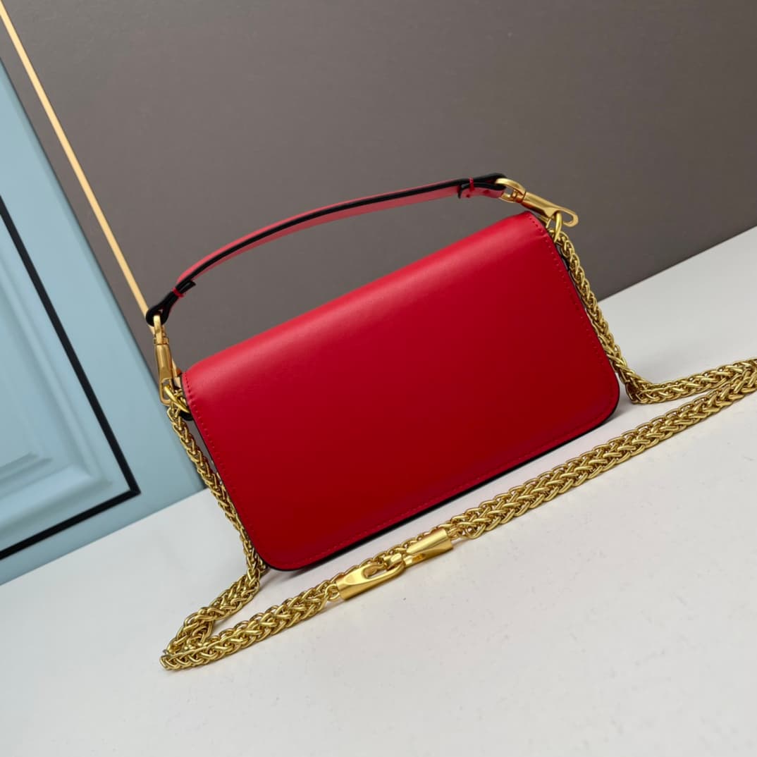 C8247 Small size [520 Selection] VALENTINO Huajia’s MINILOCO calfskin product. Composed of metal chains and fine leather, it features a unique double handle design. It can also be converted into a handbag by removing the handle. With multiple styling opti — image 3
