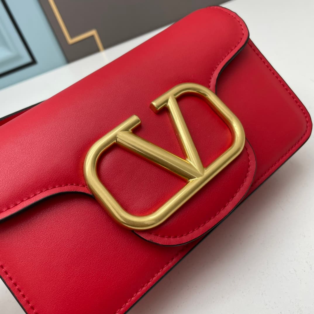 C8247 Small size [520 Selection] VALENTINO Huajia’s MINILOCO calfskin product. Composed of metal chains and fine leather, it features a unique double handle design. It can also be converted into a handbag by removing the handle. With multiple styling opti — image 5